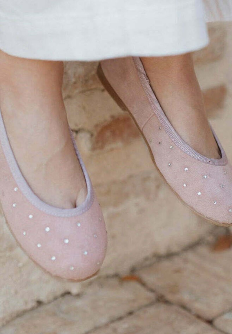 Bailarinas de ante en color rosa con ribete lavanda, con pequeños remaches plateados a lo largo de la parte superior. Punta redonda y suela flexible para mayor comodidad.
