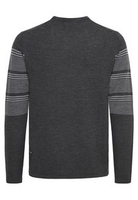 Pull gris foncé à manches longues avec des rayures horizontales gris clair sur le haut des bras et un col rond, vu de dos.