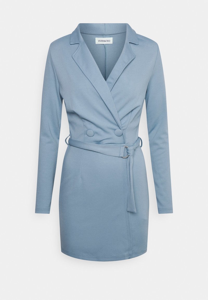Vaaleansinisestä pehmeästä kankaasta valmistettu blazer-dressi, jossa on pitkät hihat, lovettu kaulus, kaksinkertaiset napit ja sidottu vyötärövyö.