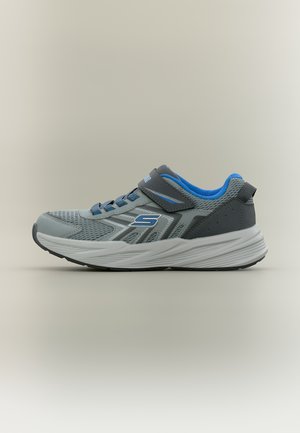 Grå og blå atletisk joggesko med borrelåsstropp, nettstoff på oversiden, polstret såle, og logo på siden, vist i profil.