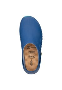 Chaussure de style sabot bleu en matériau flexible. Présente une semelle intérieure texturée avec perforations et un accent de semelle vert contrastant.