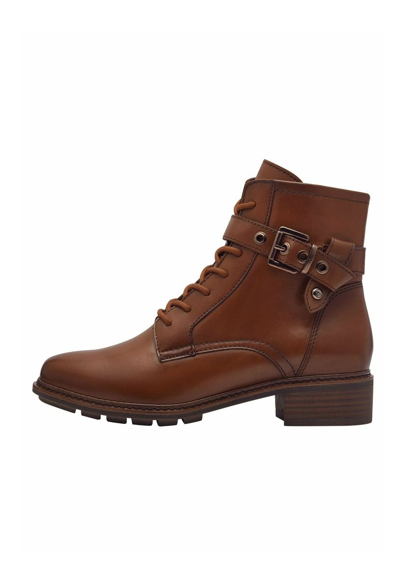 Bottine en cuir marron avec un design à lacets, accent de boucle en métal et petit talon bloc. Présente des détails de couture et une surface texturée.