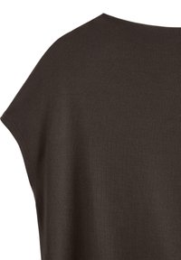Maglia oversize marrone scuro con una texture liscia, caratterizzata da un'ampia scollatura e maniche corte. Design semplice e minimalista senza fantasie.