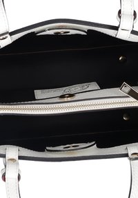 Borsa strutturata con esterno bianco testurizzato, fodera nera, zip dorata e accessori metallici. L'interno è dotato di una tasca con zip e scomparti.