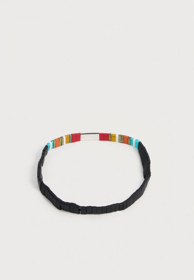 Bracelet composé de petites perles carrées noires avec une section de perles carrées multicolores incluant rouge, orange, jaune, turquoise et argent métallique.