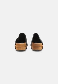 Pavement Clogs - black