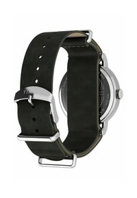 Ura Timex s okroglo ohišjem iz nerjavečega jekla, črnim paščkom iz pravega usnja, srebrno opremo in podrobno hrbtno stranjo z oznakami odpornosti proti vodi.