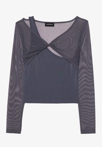 Grå långärmad topp i mesh-material, med en vriden design framtill och ett fast underlager, mjuk struktur och rund halsringning.