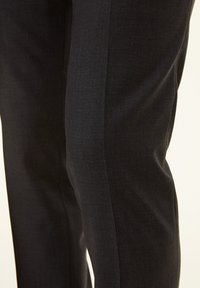 Dunkelgraue, maßgeschneiderte Hose mit glatter Textur, geradem Schnitt und dezentem Glanz. Verfügt über ein sauberes, minimalistisches Design ohne sichtbare Verzierungen.