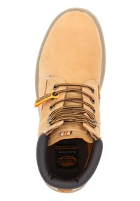 Bota de cuero marrón claro con punta redonda, ojales reforzados, cordones marrón oscuro y un cuello acolchado. Presenta una suela de goma y una etiqueta de la marca.