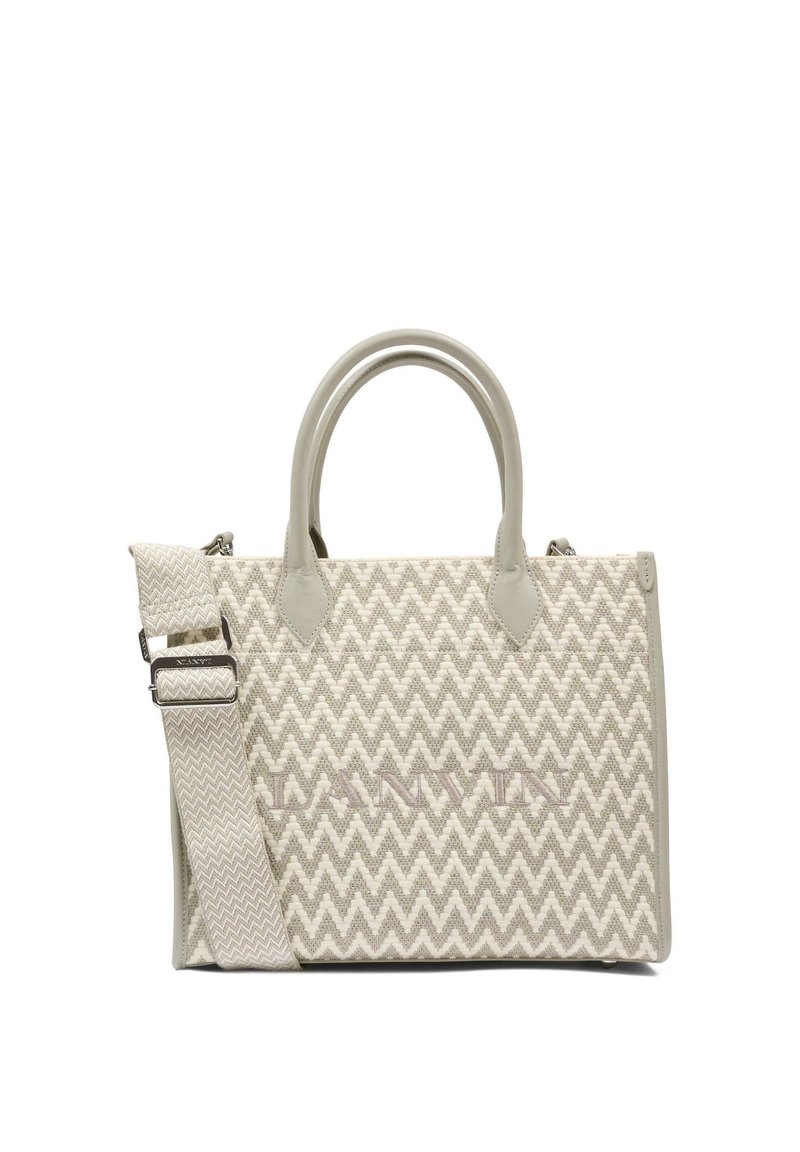 Borsa intrecciata beige e bianca con motivo a zigzag, doppi manici superiori e tracolla regolabile su sfondo bianco.