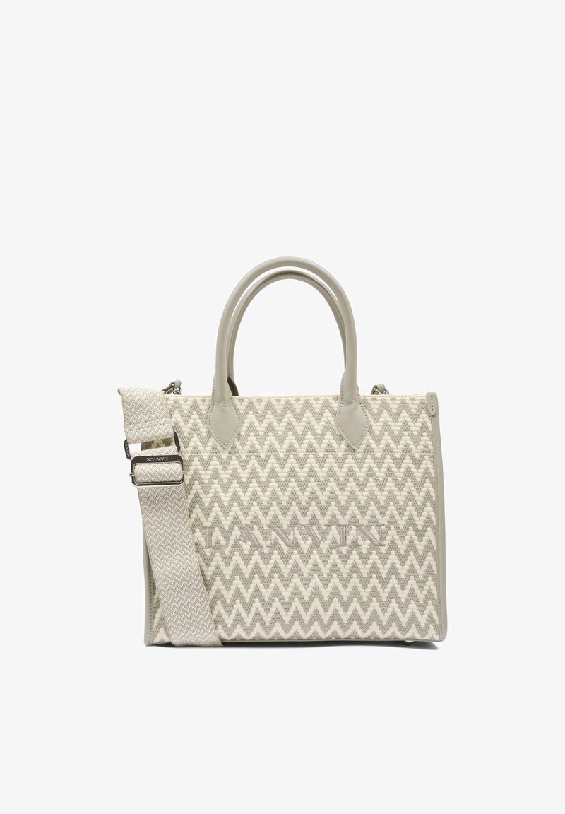 Borsa intrecciata beige e bianca con motivo a zigzag, doppi manici superiori e tracolla regolabile su sfondo bianco.