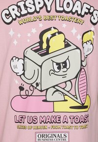 Lyserød t-shirt med en tegneseriebrødrister med ansigt, to skiver toast og legende tekst. Bemærkelsesværdige detaljer inkluderer glitrende stjerner og en taleboble.