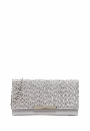 Pochette gris clair texturée avec motif en zigzag, bandoulière en chaîne argentée et fermoir rectangulaire argenté sur fond blanc.