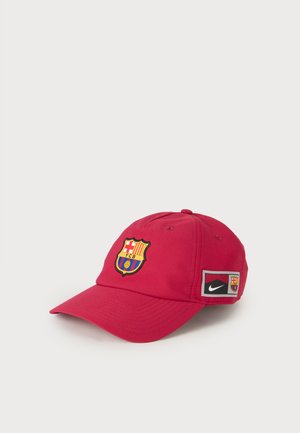 Casquette de baseball rouge avec l'écusson du FC Barcelone à l'avant et un patch logo Nike sur le côté.
