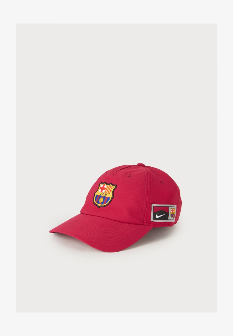 Κόκκινο καπέλο μπέιζμπολ με το έμβλημα της FC Barcelona μπροστά και το λογότυπο της Nike στο πλάι.