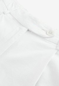 Unausgewählt, white