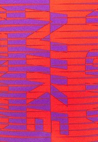 Tela con estampado que presenta colores rojo y púrpura intensos, con formas geométricas y líneas, creando un diseño distintivo y texturizado.