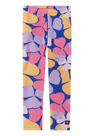 Legginsy z elastycznym pasem, z dużym, kolorowym kwiatowym wzorem w odcieniach różu, fioletu, żółci i niebieskiego, z małą czarną metką z logo blisko obszycia.