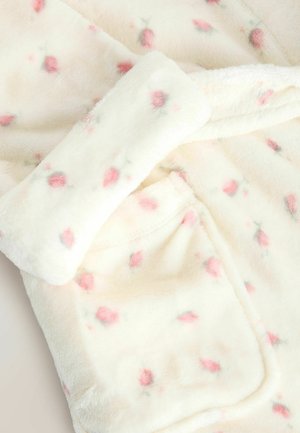 Fleece badekåbe i cremefarvet med et blomsteragtigt pink mønster, der har en frontlomme og en blød, plysset tekstur. Designet inkluderer et omviklingsbælte.