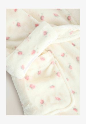 Kermarin kylpyhuoneviitta, jossa on vaaleanpunainen kukkakuosi, etutasku ja pehmeä, samettinen tekstuuri. Suunnittelussa on mukana kietoutuva vyö.