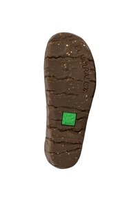 Suela de zapato de goma marrón con surcos texturizados, que presenta un logo cuadrado verde y la inscripción "EL NATURALISTA" en relieve a lo largo del borde.