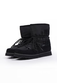 Stivaletti neri alla caviglia realizzati in suede e nylon, con una parte superiore imbottita, punta rotonda, chiusura con lacci e suola in gomma testurizzata.