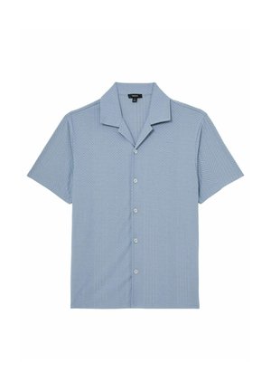 Světle modrá košile s krátkými rukávy na knoflíky, s límečkem typu camp a jemným texturovaným vzorem ve tvaru rybí kosti.