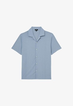 Vaaleansininen lyhythihainen kauluspaidan nappi edessä, jossa on leirikaulus ja hienovarainen kohokuvioitu kalanruotokuvio.