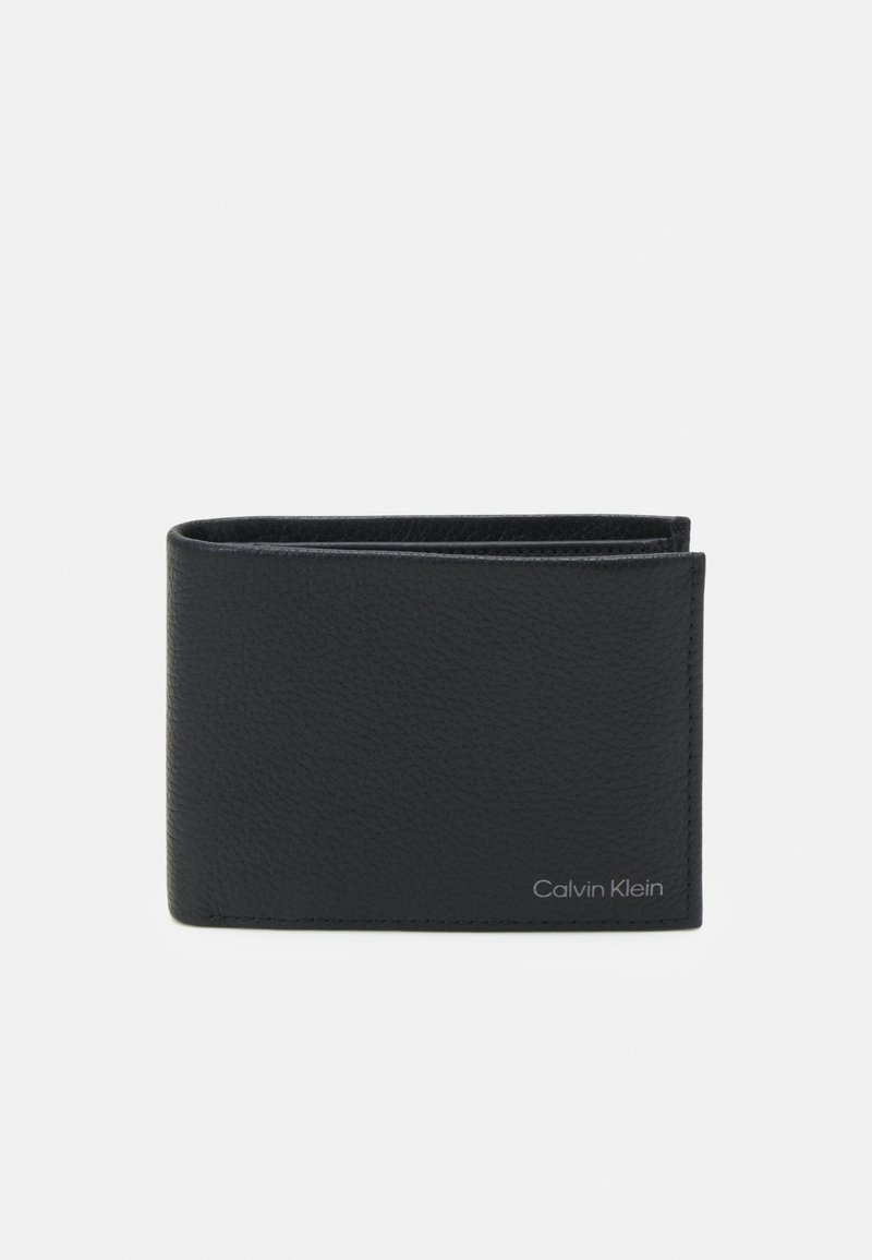 Fekete bőr pénztárca, vízszintes struktúrával, átfordítható kialakítással, az alsó jobb sarkában ezüst Calvin Klein logóval.