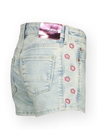Hellblaue Jeansshorts mit einem ausgefransten Finish, ausgestattet mit einem rosa metallischen Etikett und floraler Stickerei entlang der Seitenknöpfe.