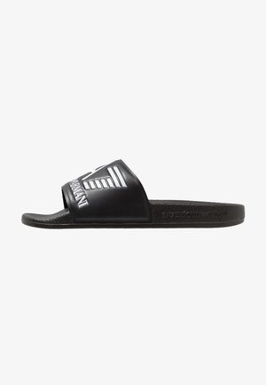 Sandalia tipo slide negra EA7 Emporio Armani con logo blanco en la correa y suela texturizada, diseñada para uso casual.