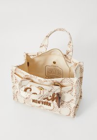 COACH MAXI SIGNATURE CARGO TOTE - Borsa a mano - sand
