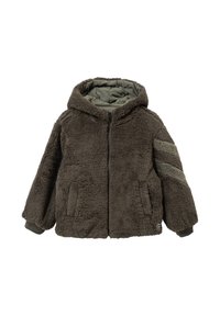 Chaquetón de forro polar marrón con capucha, presenta una cremallera, dos bolsillos frontales y detalles de tela verde con tres franjas en la manga.