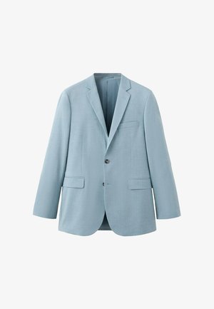 Blazer azul claro para hombre con solapas de muesca, dos botones y bolsillos con solapa, mostrado sobre un fondo blanco.