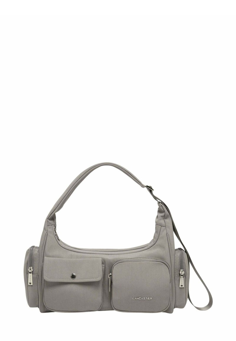 Borsa a spalla in tessuto grigio con parte superiore curva, due tasche frontali, chiusura con cerniera e tracolla regolabile. Caratterizzata da dettagli in metallo argentato.