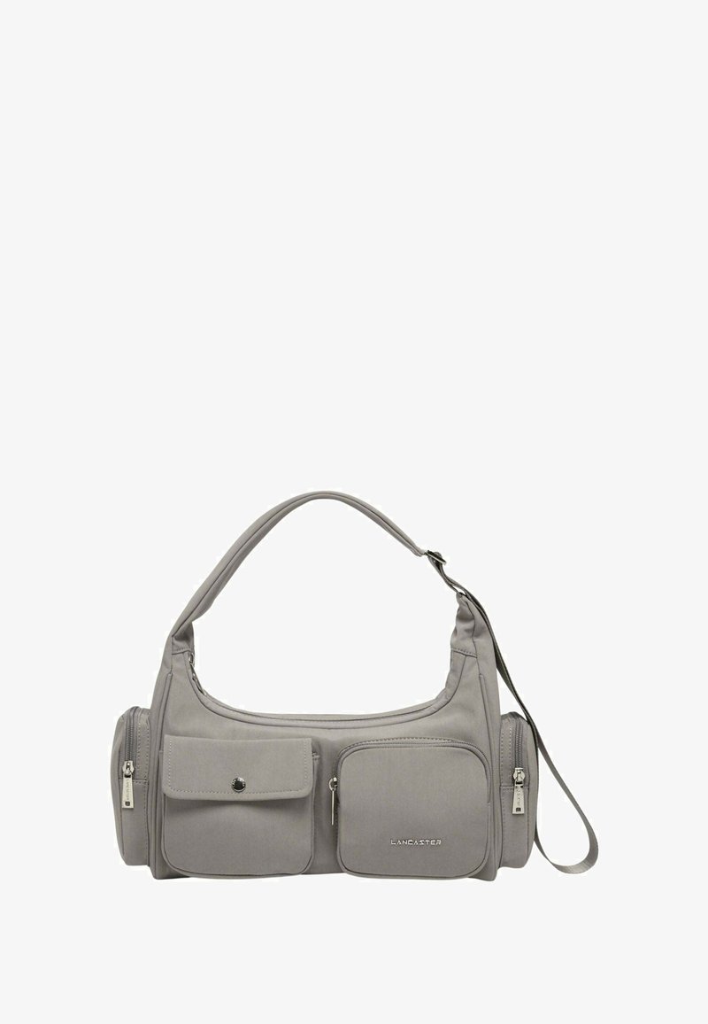 Borsa a spalla in tessuto grigio con parte superiore curva, due tasche frontali, chiusura con cerniera e tracolla regolabile. Caratterizzata da dettagli in metallo argentato.