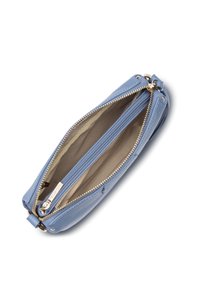 Pochette en cuir bleu clair avec une surface texturée, fermeture à double zip et doublure intérieure beige. Comprend une poche intérieure.