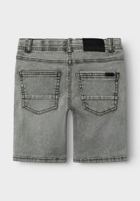 Grå denimshorts med en blekt finish, som har två bakfickor, kontrasterande sömmar och en märkeslogotyp i svart läder vid midjan.
