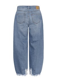 Lyseblå vidde jeans i denim med rå kant, to baglommer og en brun læderlap på linningen.