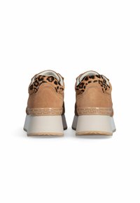 Suede sportcipő leopárdmintás kiegészítőkkel, bézs színben, vastag fehér talppal, díszbandázsral, fűzés nélküli kialakítással, puha belső béléssel.