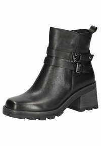 Botas tobilleras de cuero negro con un acabado texturizado, detalles de doble correa, acentos de hardware metálico y un tacón grueso y estriado.