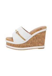 Sandali wedge bianchi con tacco in sughero e tomaia in pelle. Presentano una cintura con accentuazione dorata e una piattaforma testurizzata. Fodera interna liscia.