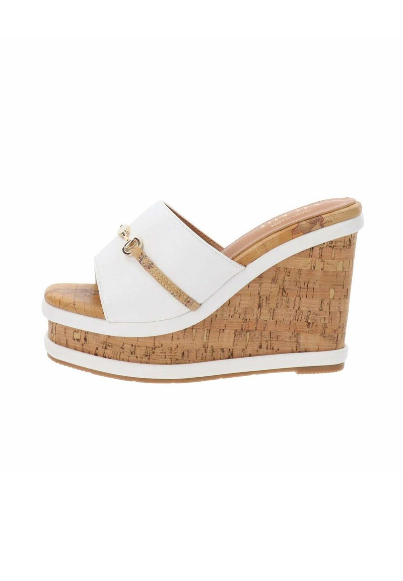 Sandali wedge bianchi con tacco in sughero e tomaia in pelle. Presentano una cintura con accentuazione dorata e una piattaforma testurizzata. Fodera interna liscia.