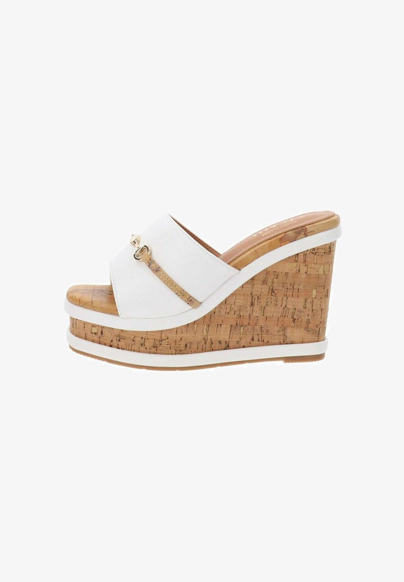 Sandales blanches à talon en liège et dessus en cuir. Dotées d'une bride ornée d'un accent doré et d'une semelle texturée. Doublure intérieure lisse.