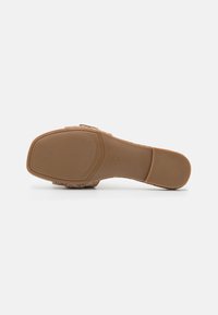 Guess JOLLY - Pantolette flach - beige/brown