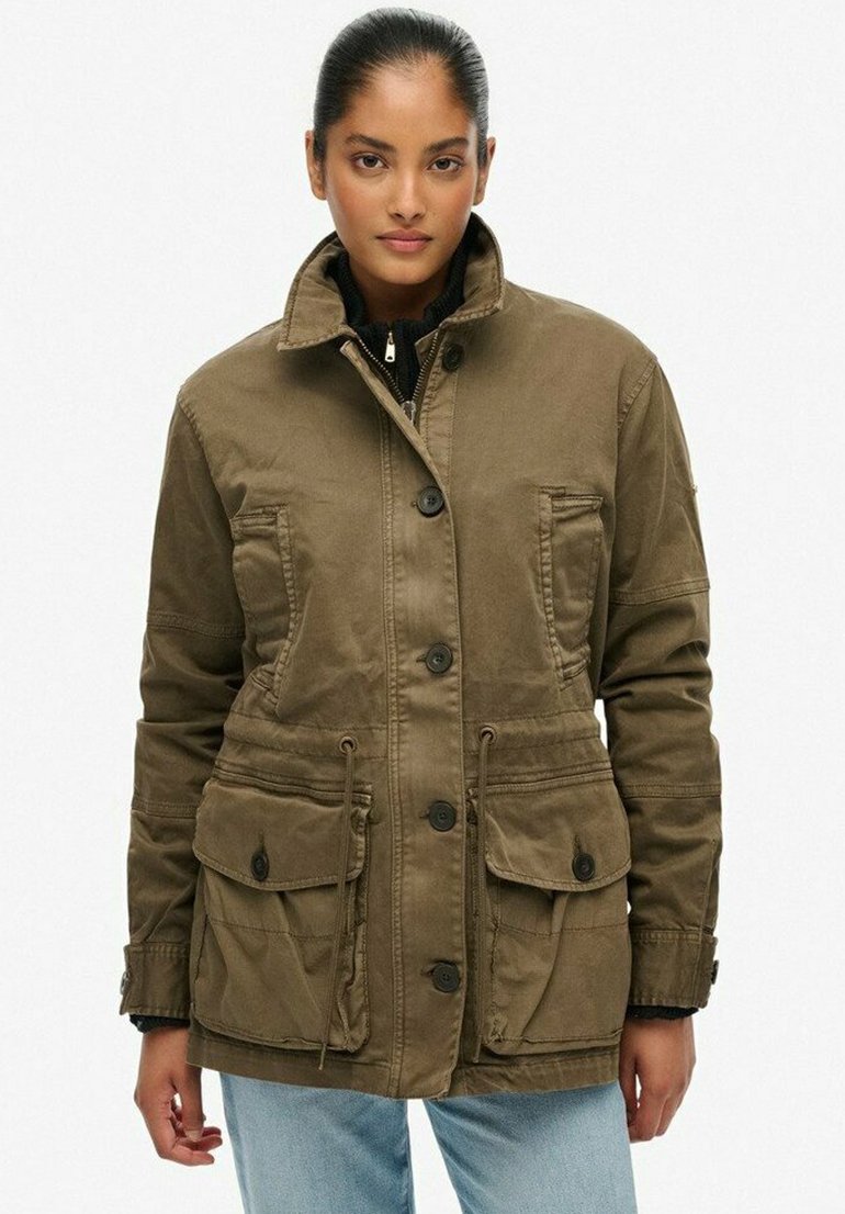 Chaqueta de color verde oliva, de manga larga, con un alto cuello, cierre de botones, dos bolsillos frontales y cintura con cordón. Tejido duradero con un acabado texturizado.