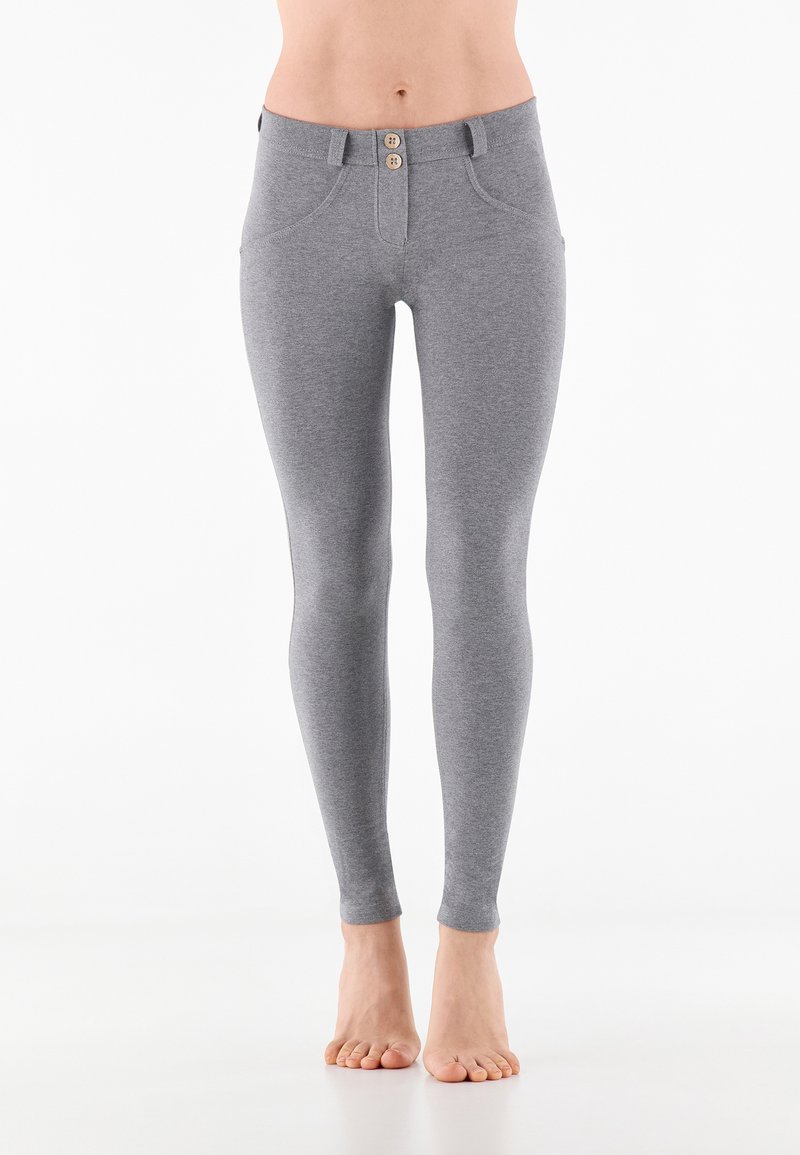 Leggings grigi in tessuto morbido, con un design aderente, vita con due bottoni e tasche frontali discrete.