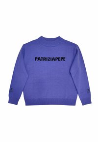 Maglione lavorato a maglia lilla con collo a girocollo a coste, con la scritta "PATRIZIA PEPE" in bold nero sul retro e un logo d'accento sulla manica.