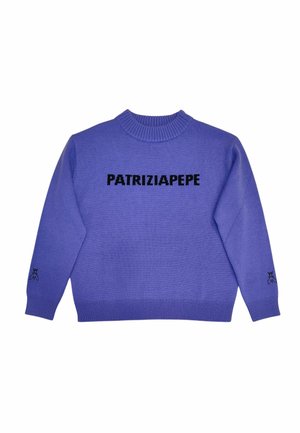 Maglione lavorato a maglia lilla con collo a girocollo a coste, con la scritta "PATRIZIA PEPE" in bold nero sul retro e un logo d'accento sulla manica.